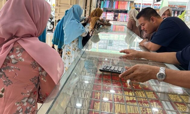 Harga Emas Tembus Rp2,36 Juta per Gram!