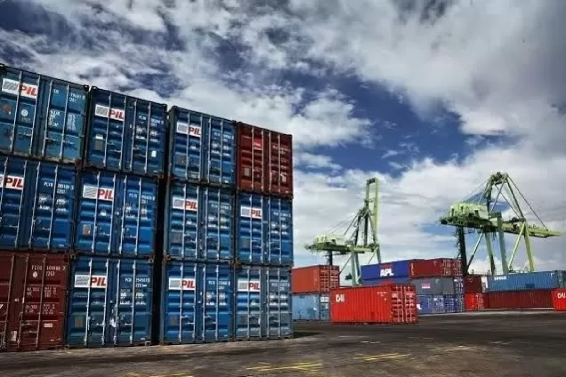 Attachment for Surplus neraca dagang RI menipis, Januari April 2026 hanya USD 5,64 miliar, separo periode sama tahun lalu